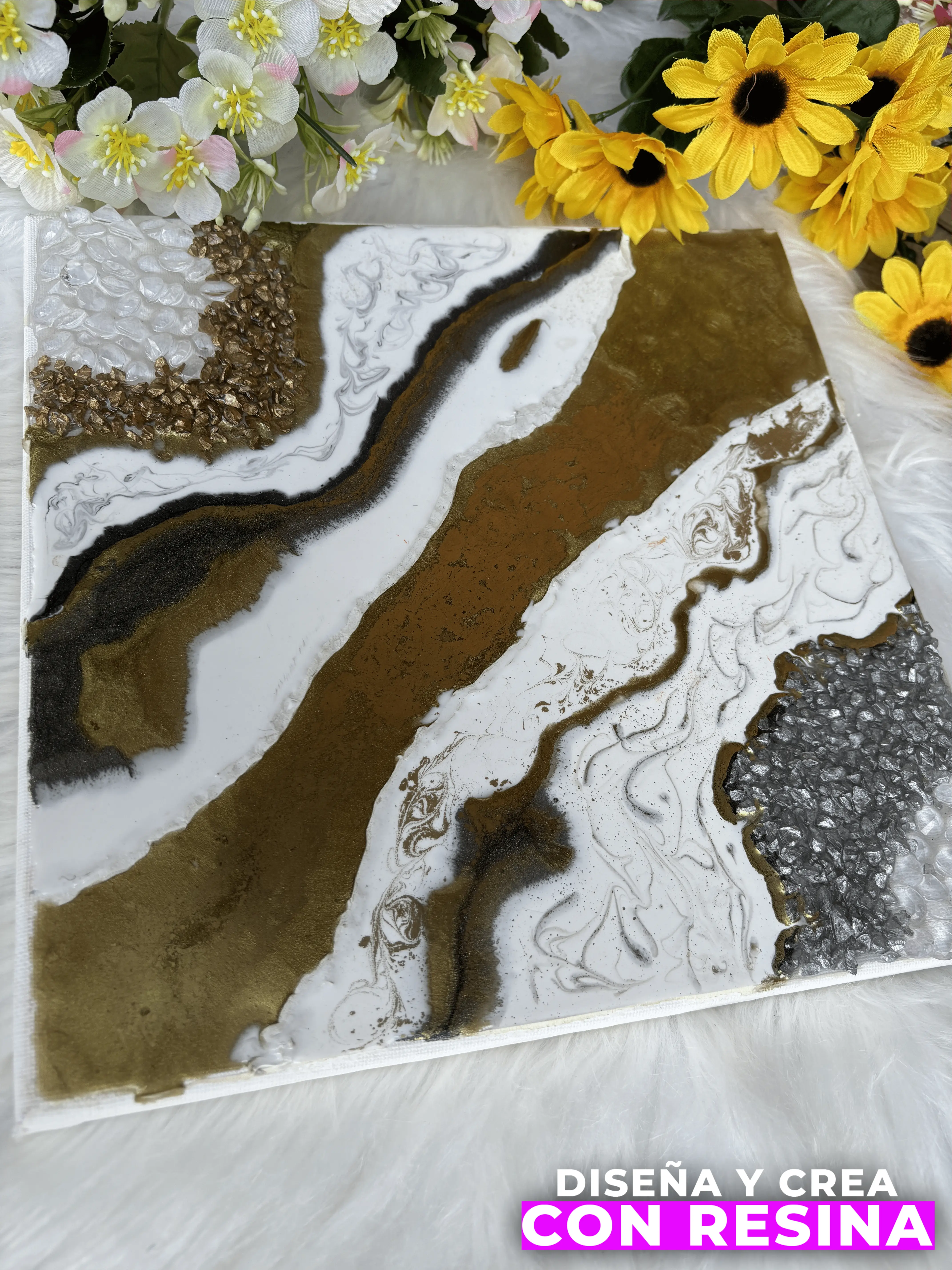 Marco corazón con resina y flores